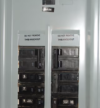 Circuit-breaker equipment with its front cover fitted
