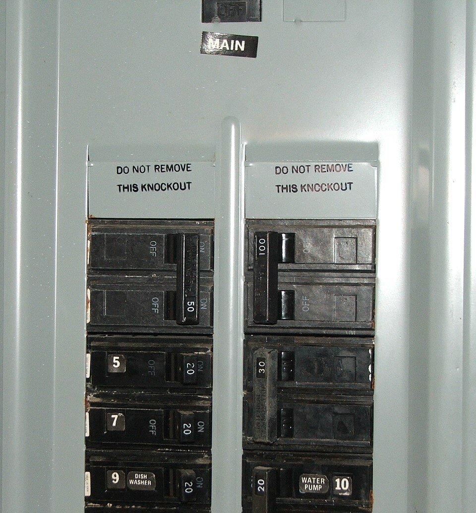 Circuit-breaker equipment with its front cover fitted